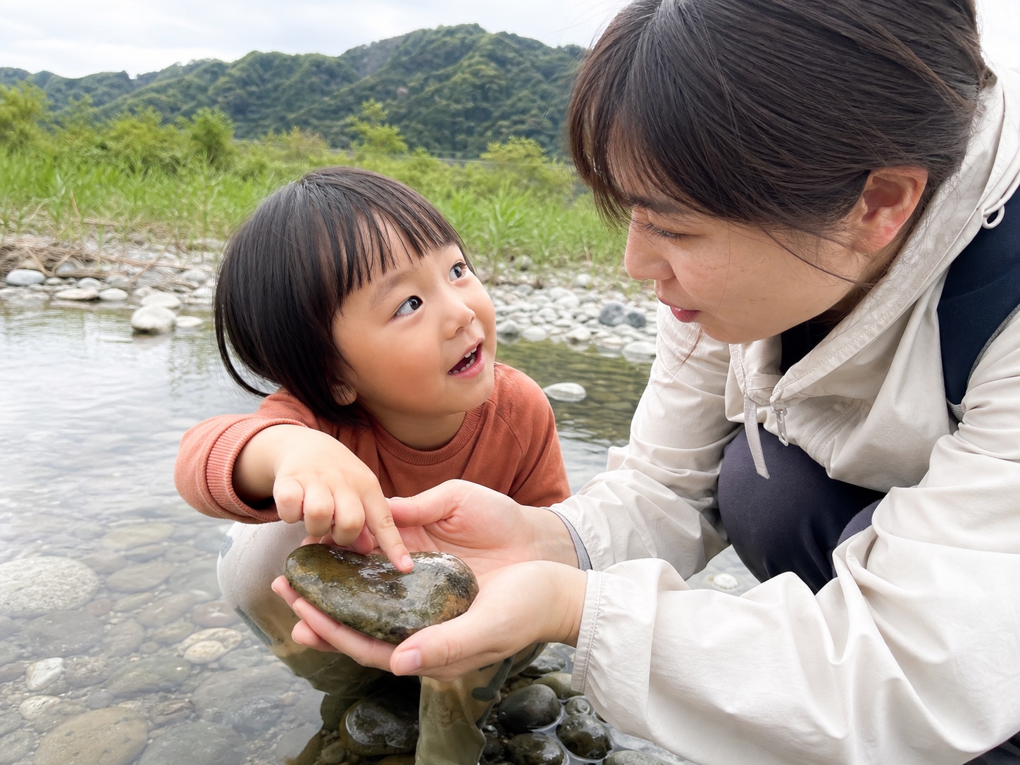 川辺で、答えを急がない。を表す保育場面